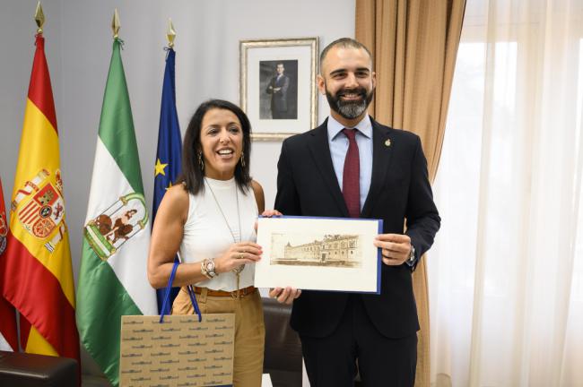 El alcalde recibe a la presidenta del Parlamento andaluz como “fiel colaboradora” de la ciudad de Almería