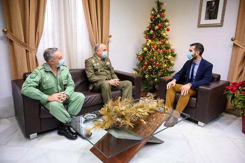 El alcalde recibe al Jefe del MADOC del Ejército de Tierra