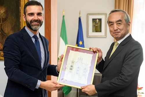 El alcalde acuerda con el embajador de Japón acciones para estrechar lazos