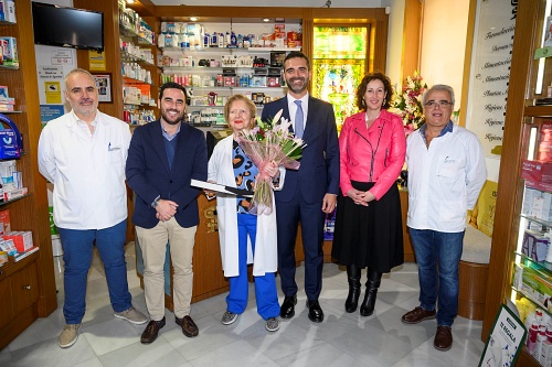 El Ayuntamiento reconoce a la farmacéutica Mª Rosa Morales “por dar vida a las Cuatro Calles”