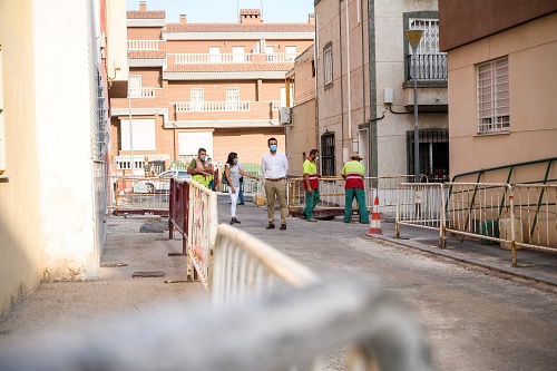 El Ayuntamiento mejora pavimento y acerado de la calle Lugano