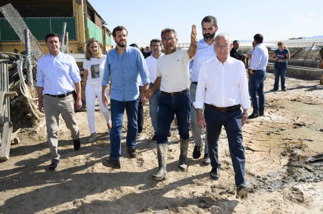 Casado pisa el barro de DANA en Almería