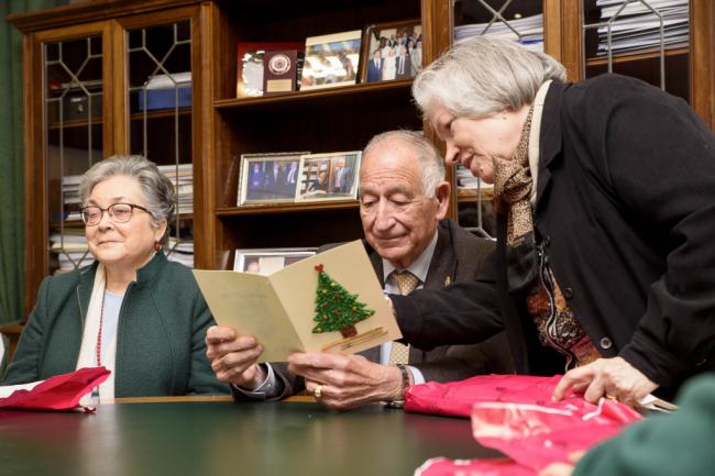 Los mayores de la Residencia Asistida visitan la Diputación para felicitar la Navidad