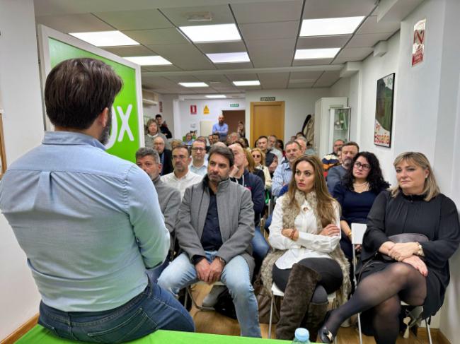 VOX Almería celebra un encuentro con afiliados para analizar la situación política